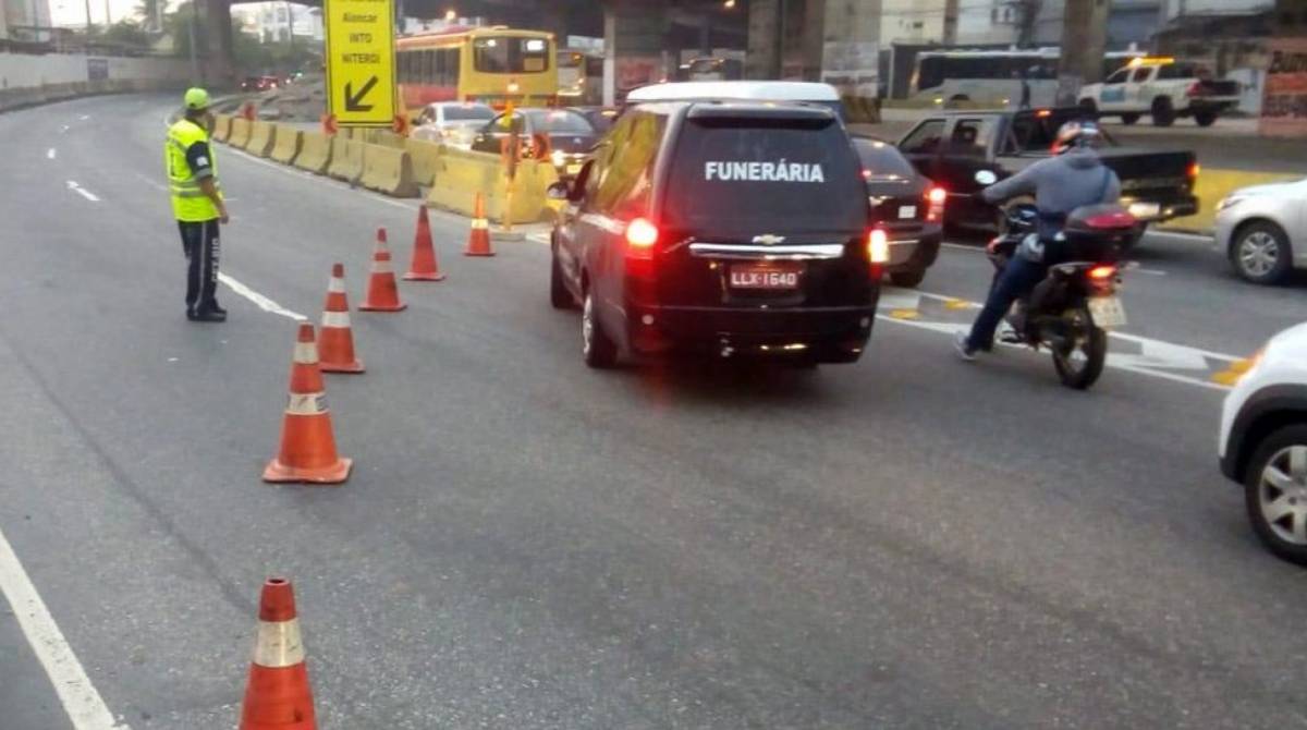 Pista sentido Centro da Avenida Brasil na altura do Cajú chegou a ficar fechada