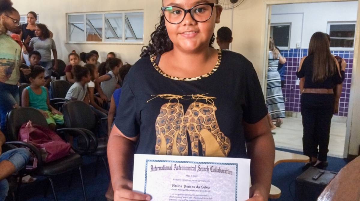Bruna Pontes, de 13 anos, do distrito de Rio Preto, ganhou prêmio internacional da Nasa e serve de inspiração para os colegas de que é possível chegar mais longe. Até mesmo ao espaço - Divulgação prefeitura de Campos
