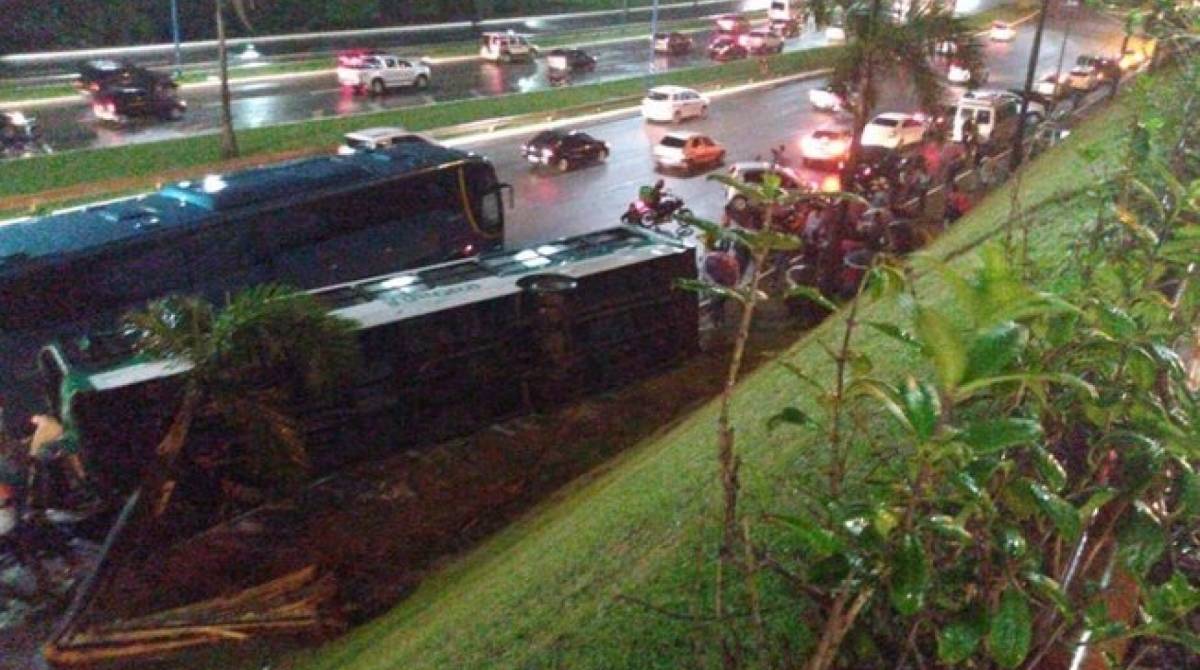 Ônibus despencou de uma ribanceira de 10 metros em Salvador - Reprodução