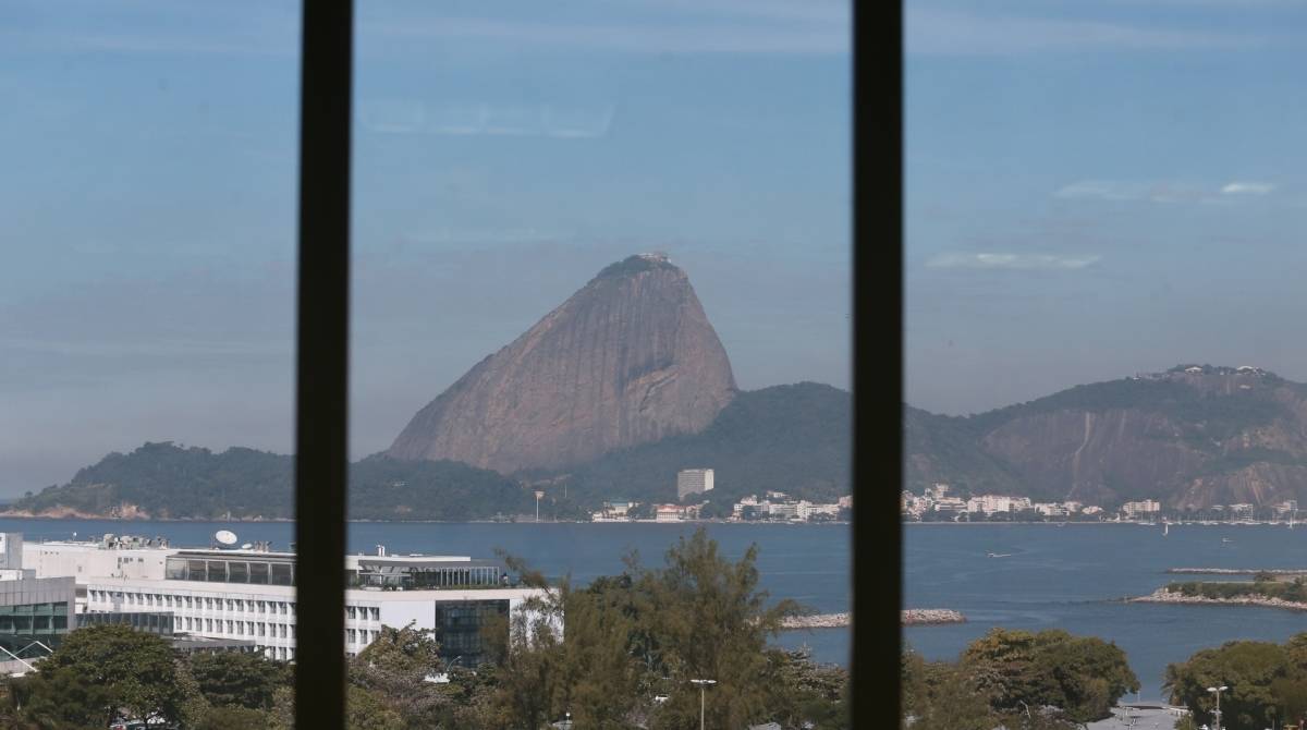 Paisagem - Ao fundo da foto P&atilde;o de A&ccedil;&uacute;car e parte da Ba&iacute;a de Guanabara. Foto: Daniel Castelo Branco / Ag&ecirc;ncia O Dia - Daniel Castelo Branco / Ag&ecirc;ncia O Dia