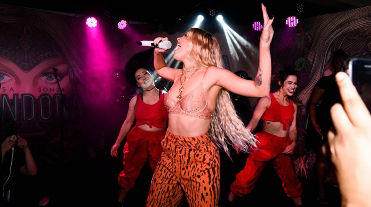 Luisa Sonza faz pocket show para lançar seu álbum, 'Pandora'