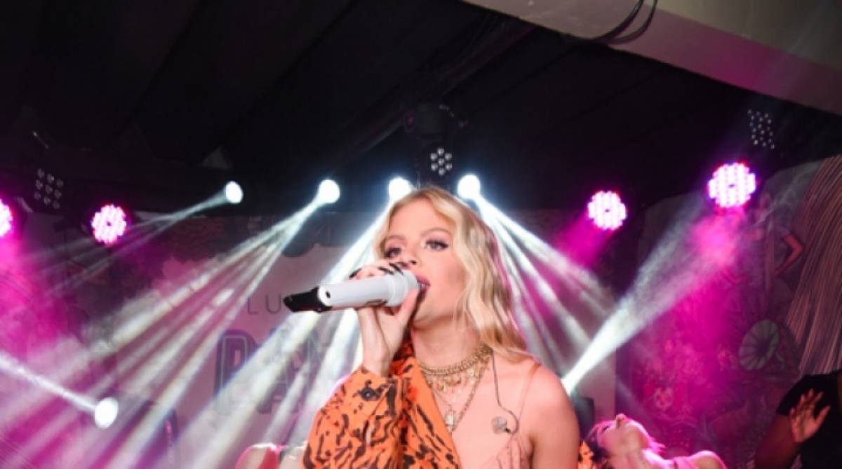 Luisa Sonza faz pocket show para lanÃ§ar seu Ã¡lbum, 'Pandora'