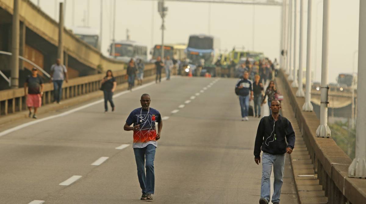 Rio de Janeiro - RJ  - 14/06/2019 - Greve Geral - Manifestantes provocam transtorno na cidade - na foto, descida da ponte Rio Niteroi, zona portuaria - Foto Reginaldo Pimenta / Agencia O Dia