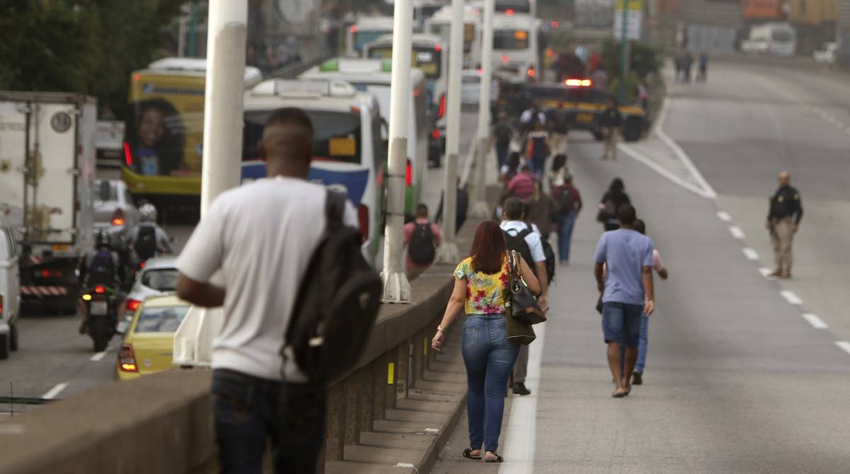 Rio de Janeiro - RJ  - 14/06/2019 - Greve Geral - Manifestantes provocam transtorno na cidade - na foto, descida da ponte Rio Niteroi, zona portuaria - Foto Reginaldo Pimenta / Agencia O Dia