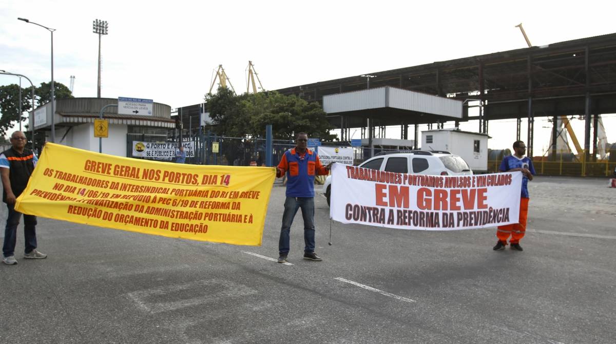Rio de Janeiro - RJ  - 14/06/2019 - Greve Geral - Manifestantes provocam transtorno na cidade - na foto, funcionarios do porto em greve, zona portuaria - Foto Reginaldo Pimenta / Agencia O Dia