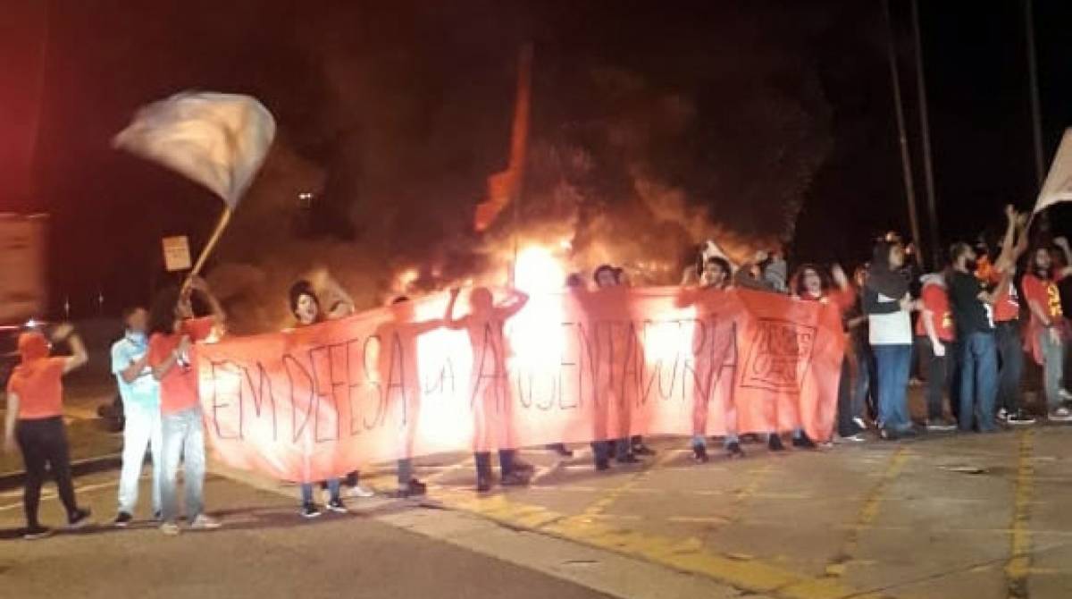 O acesso da Avenida Brigadeiro Trompowski ao Fundão foi bloqueado com fogo na pista