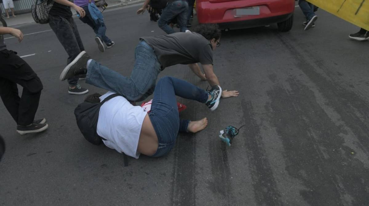 Carro avan&ccedil;a contra manifestantes e deixa pelo menos tr&ecirc;s feridos - Samuel Tosta/Aduff