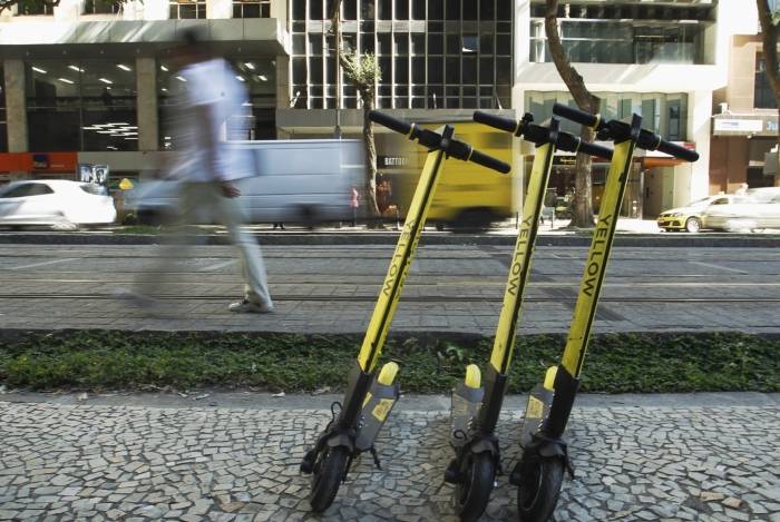 Patinetes no centro do Rio.   
