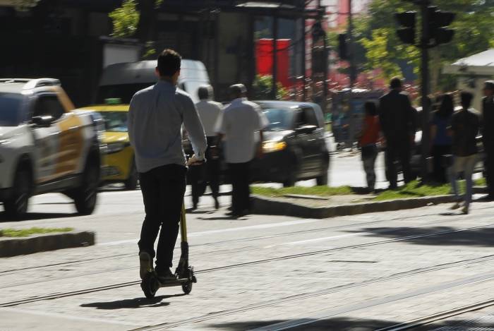 O carioca adotou os patinetes para uso nÃ£o apenas como recreaÃ§Ã£o, mas um verdadeiro modal de transporte pela cidade, como no Centro  