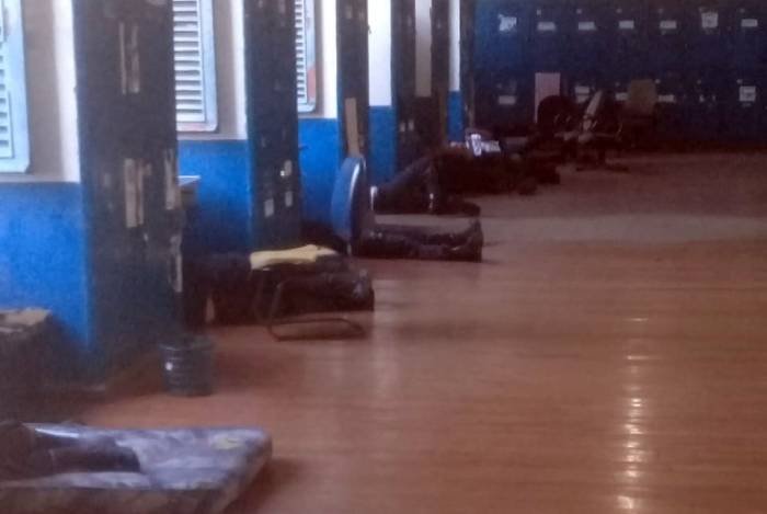 Militares tiveram que dormir em colchonetes improvisados