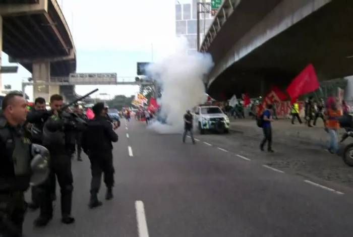 Houve confusão em um bloqueio feito na Avenida Brasil, na altura do Into