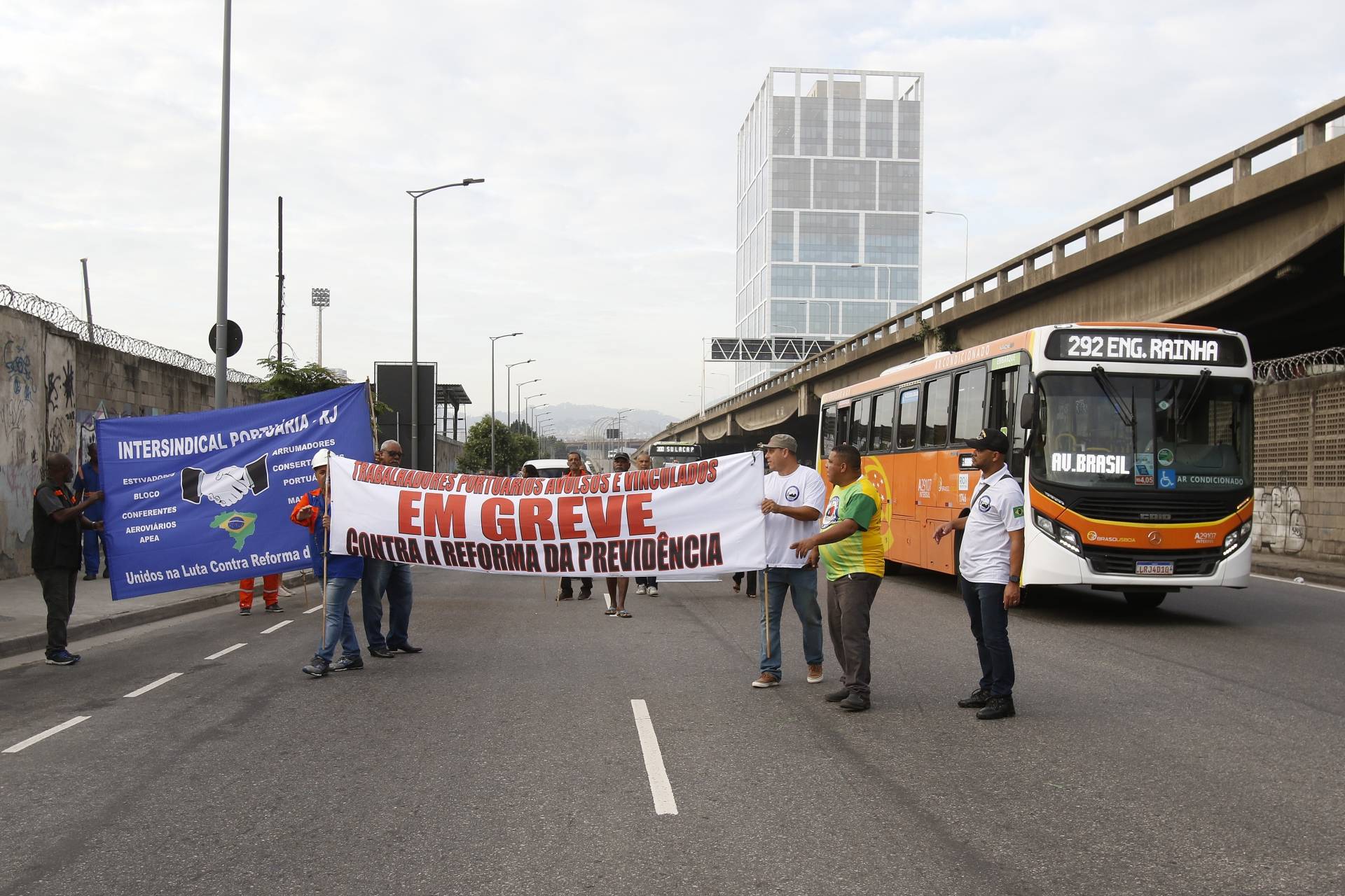 Rio de Janeiro - RJ  - 14/06/2019 - Greve Geral - Manifestantes provocam transtorno na cidade - na foto, funcionarios do porto em greve, zona portuaria - Foto Reginaldo Pimenta / Agencia O Dia