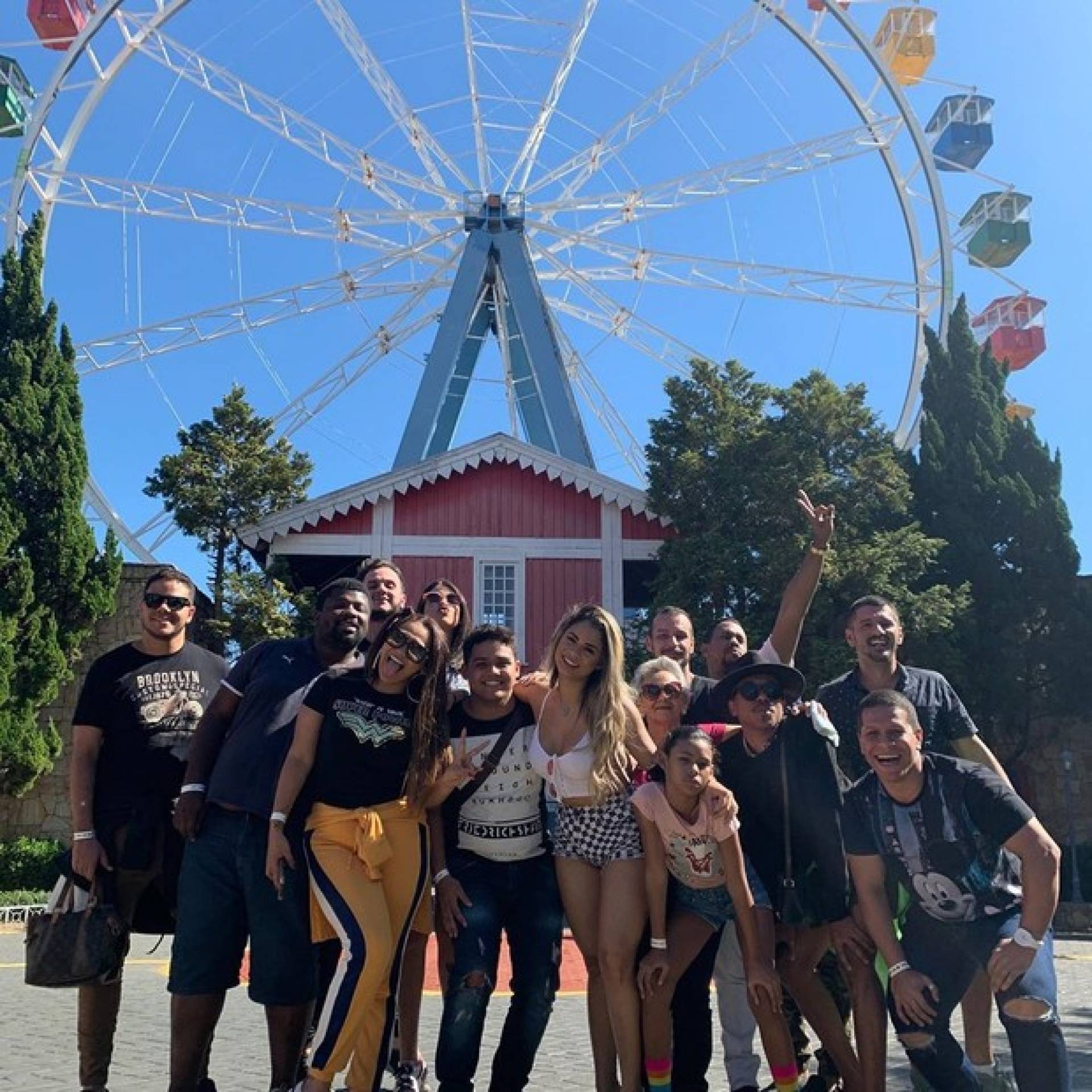 Lexa leva equipe para Parque de Diversão  - Reprodução Instagram