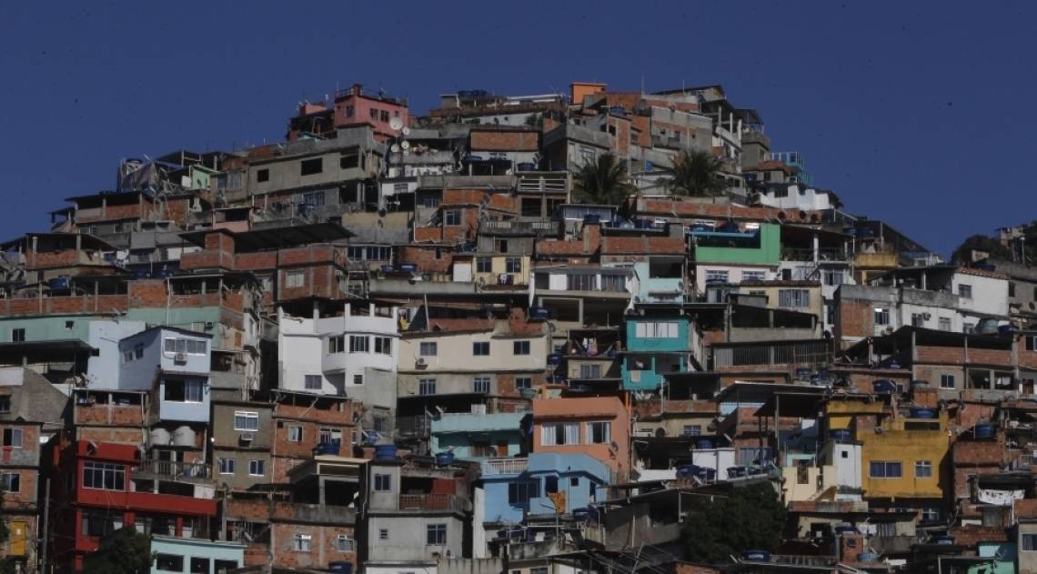 Opera&ccedil;&atilde;o da[ DH] Delegacia de Homicidio na Favela do Vidigal  Zona Sul do Rio para tentar prender os assassinos do Policial militar da U P P da quela Comunidade.