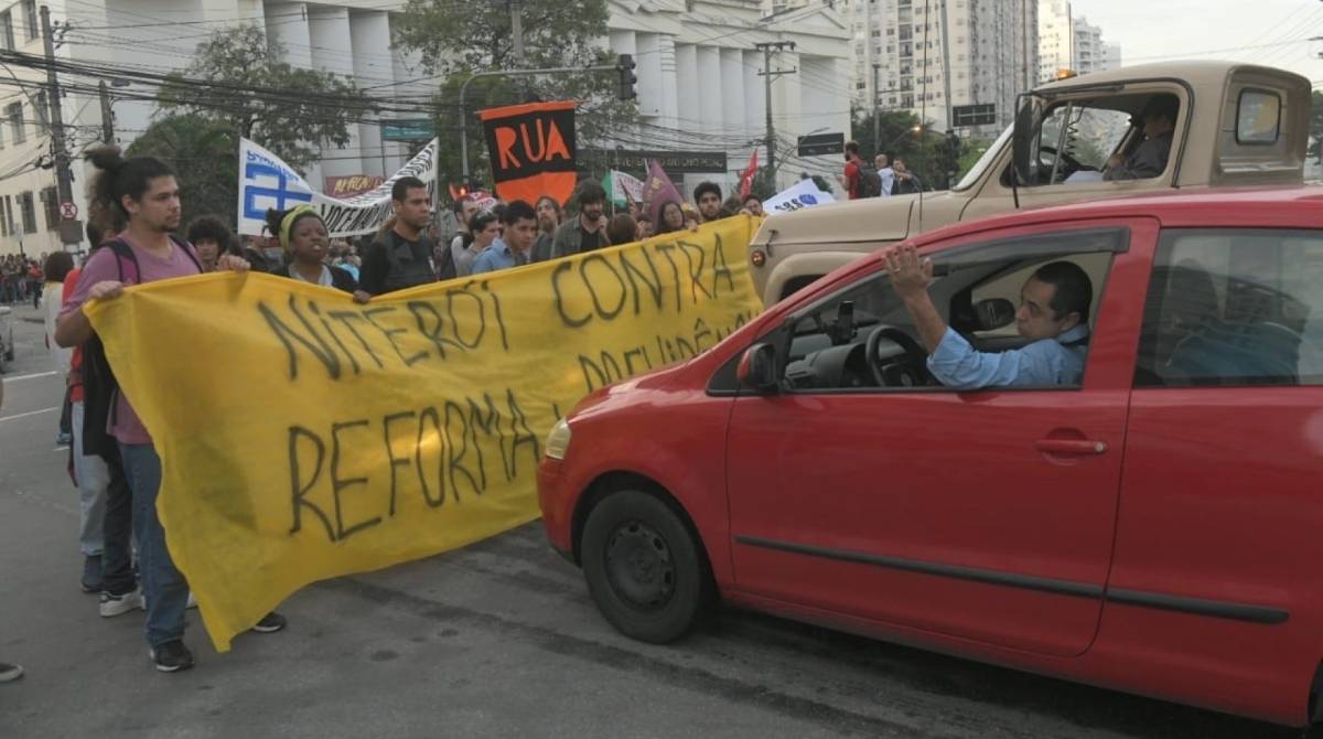 O fisioterapeuta André Luiz da Cunha Serejo antes de avançar contra os manifestantes  - Samuel Tosta/Aduff