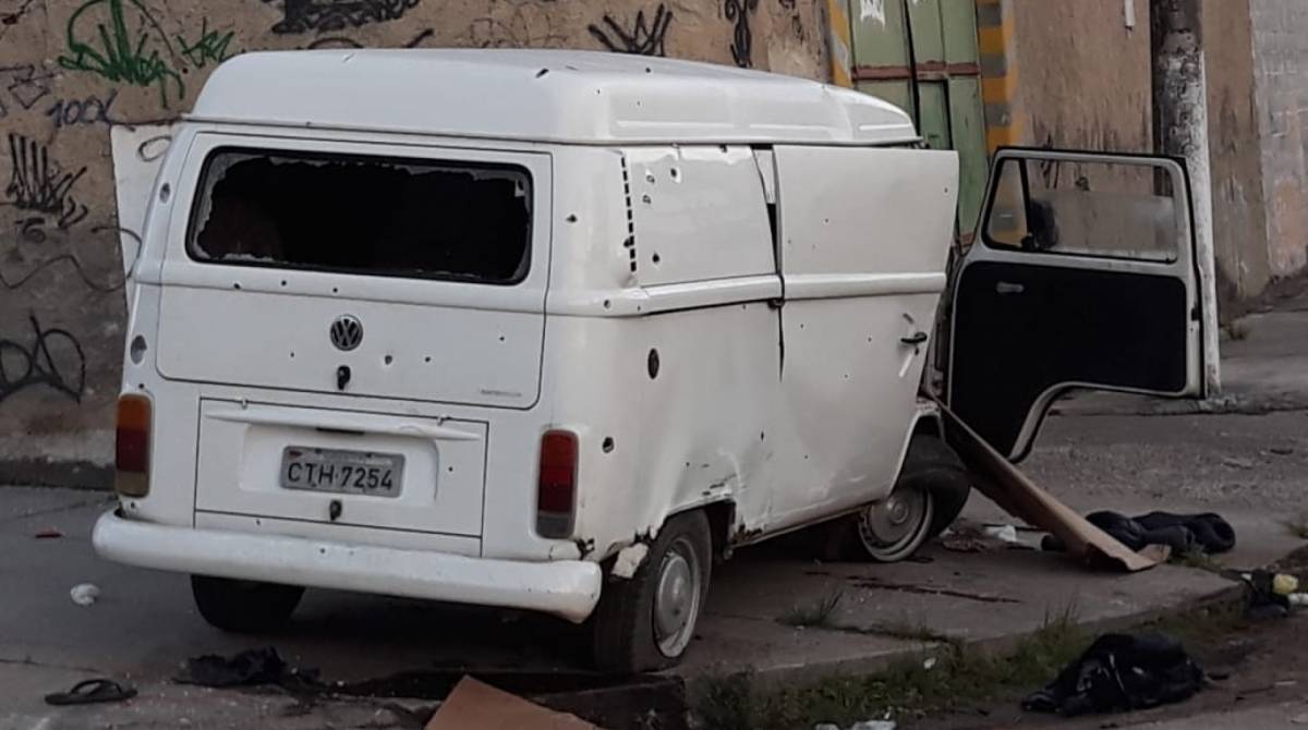Automóvel em que os homens estavam ficou perfurado por disparos  - Divulgação / Polícia Militar 