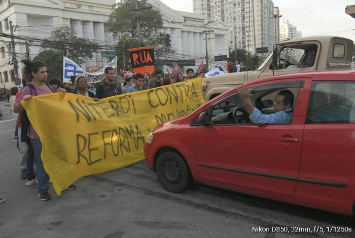 O fisioterapeuta André Luiz da Cunha Serejo antes de avançar contra os manifestantes