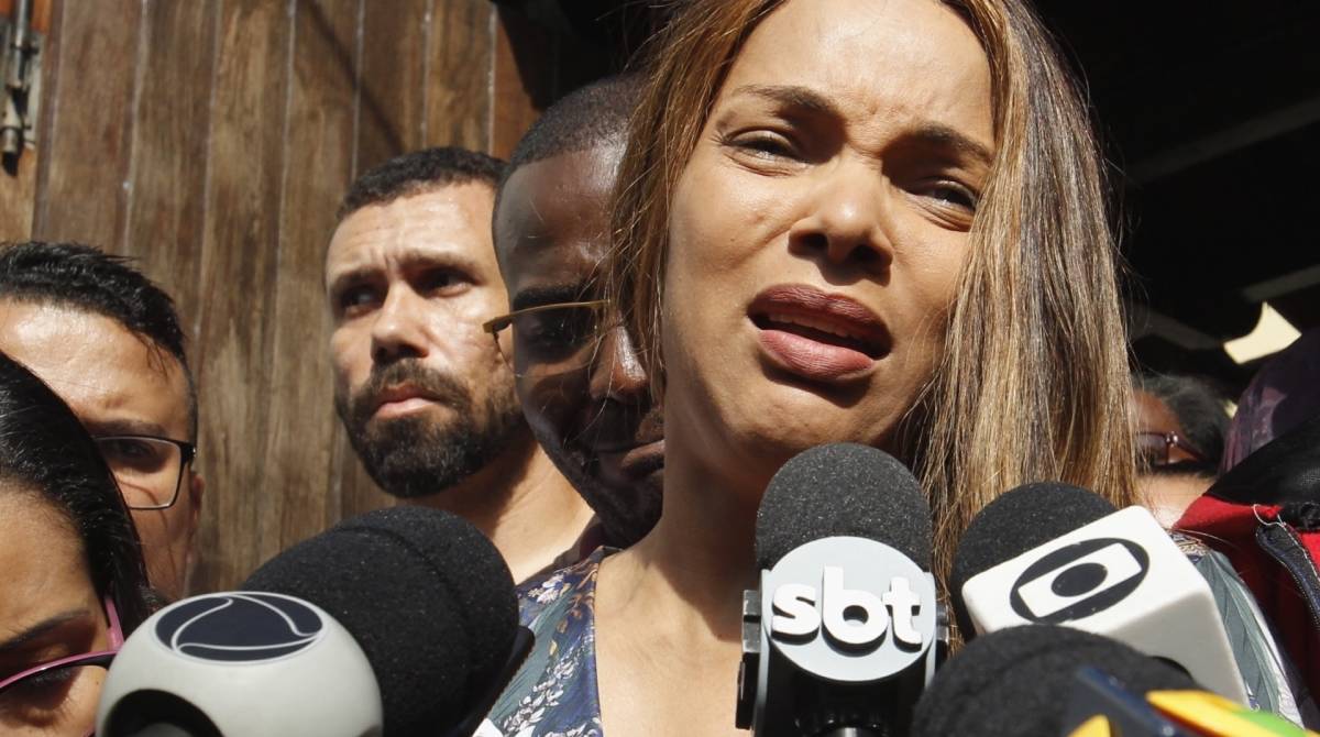 Marido da deputada Flordelis é executado dentro de casa em Niterói. Na foto, amigos e parentes na porta do casal. com a Deputada no centro da foto.