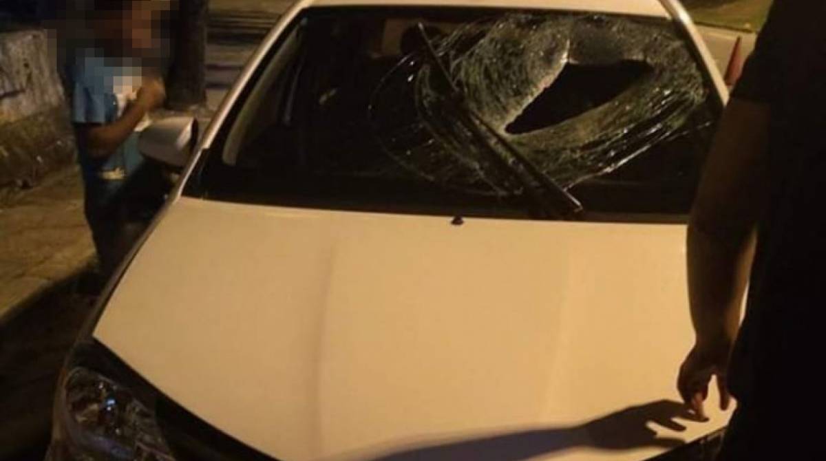 Bloco de concreto acertou o motorista em cheio