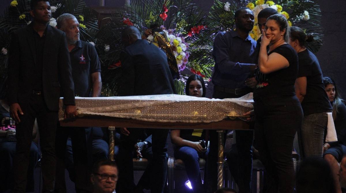 Neste domingo (16), o pastor Anderson do Carmo de Souza, marido da deputada federal e cantora gospel Flordelis (PSD-RJ), foi morto a tiros em casa, em Pendotiba, Niter&oacute;i, na Regi&atilde;o Metropolitana do Rio. 