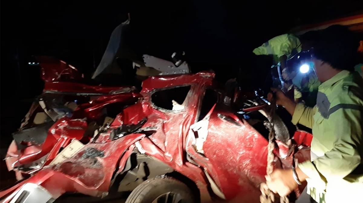 Policiais inspecionam destroços de um carro envolvido em um acidente com um ônibus em uma estrada com pedágio em Majalengka, no oeste de Java, na Indonésia - Handout / West Java Police/ AFP