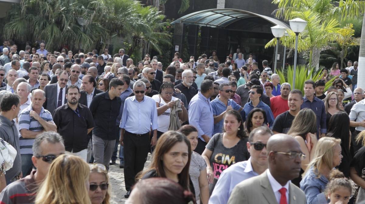O enterro do pastor Anderson do Carmo, assassinado a tiros neste domingo (16), foi marcado por tristeza e emo&ccedil;&atilde;o. Familiares, amigos e pol&iacute;ticos foram ao Memorial Parque Nycteroy, em S&atilde;o Gon&ccedil;alo, na regi&atilde;o Metropolitana do Rio de Janeiro, para se despedir do religioso.
