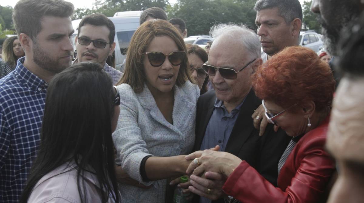 O enterro do pastor Anderson do Carmo, assassinado a tiros neste domingo (16), foi marcado por tristeza e emo&ccedil;&atilde;o. Familiares, amigos e pol&iacute;ticos foram ao Memorial Parque Nycteroy, em S&atilde;o Gon&ccedil;alo, na regi&atilde;o Metropolitana do Rio de Janeiro, para se despedir do religioso.