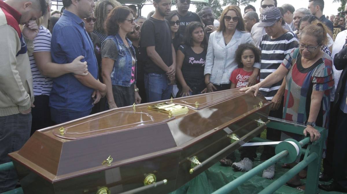 O enterro do pastor Anderson do Carmo, assassinado a tiros neste domingo (16), foi marcado por tristeza e emo&ccedil;&atilde;o. Familiares, amigos e pol&iacute;ticos foram ao Memorial Parque Nycteroy, em S&atilde;o Gon&ccedil;alo, na regi&atilde;o Metropolitana do Rio de Janeiro, para se despedir do religioso.