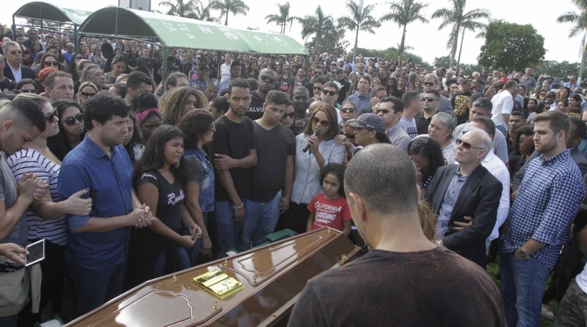 O enterro do pastor Anderson do Carmo, assassinado a tiros neste domingo (16), foi marcado por tristeza e emoção. Familiares, amigos e políticos foram ao Memorial Parque Nycteroy, em São Gonçalo, na região Metropolitana do Rio de Janeiro, para se despedir do religioso.