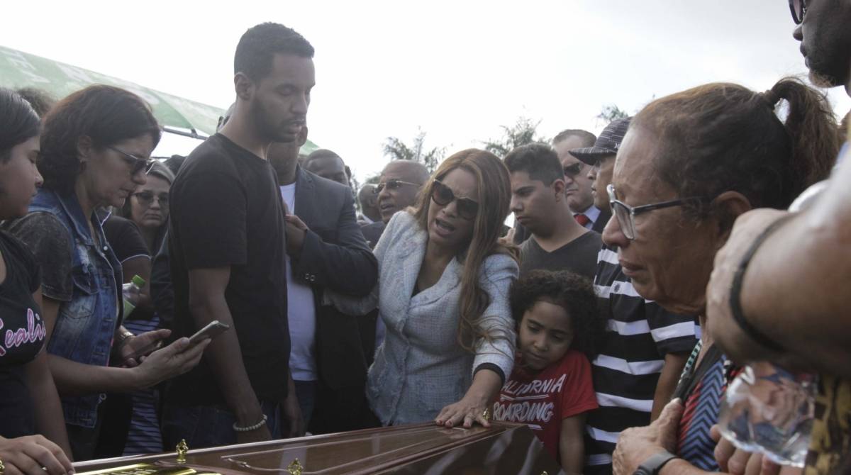 O enterro do pastor Anderson do Carmo, assassinado a tiros neste domingo (16), foi marcado por tristeza e emo&ccedil;&atilde;o. Familiares, amigos e pol&iacute;ticos foram ao Memorial Parque Nycteroy, em S&atilde;o Gon&ccedil;alo, na regi&atilde;o Metropolitana do Rio de Janeiro, para se despedir do religioso.