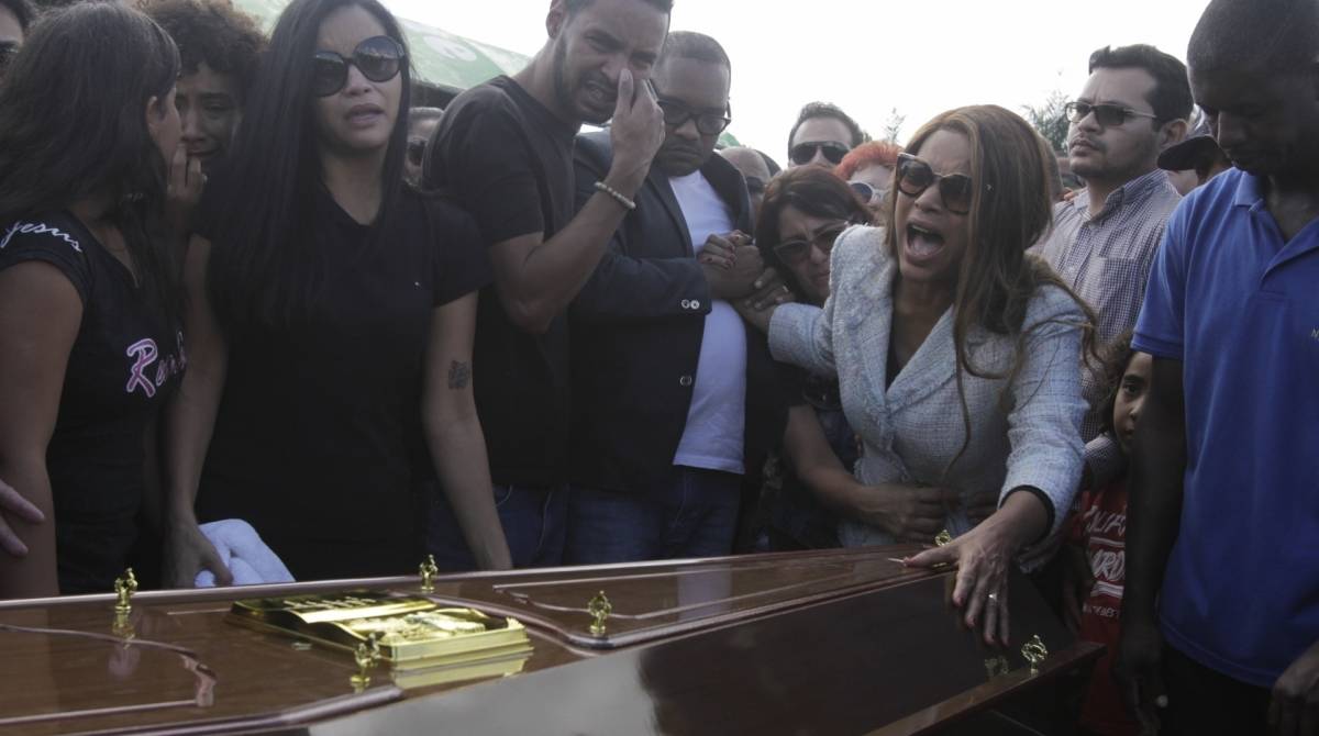 O enterro do pastor Anderson do Carmo, assassinado a tiros neste domingo (16), foi marcado por tristeza e emo&ccedil;&atilde;o. Familiares, amigos e pol&iacute;ticos foram ao Memorial Parque Nycteroy, em S&atilde;o Gon&ccedil;alo, na regi&atilde;o Metropolitana do Rio de Janeiro, para se despedir do religioso.