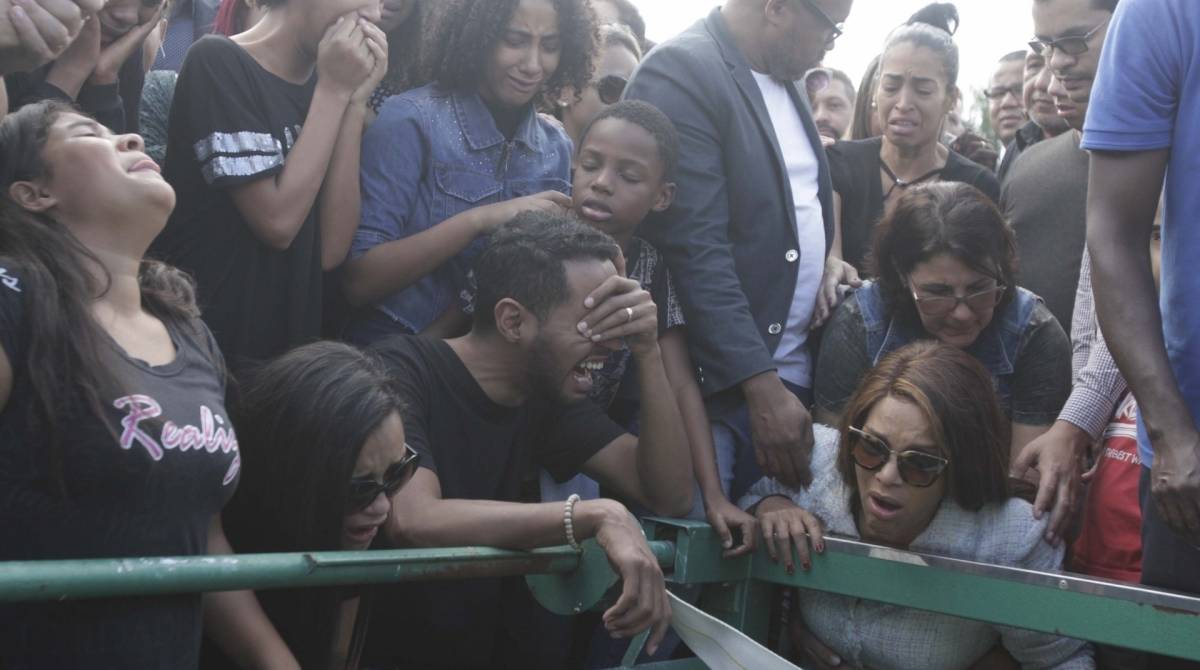 O enterro do pastor Anderson do Carmo, assassinado a tiros neste domingo (16), foi marcado por tristeza e emo&ccedil;&atilde;o. Familiares, amigos e pol&iacute;ticos foram ao Memorial Parque Nycteroy, em S&atilde;o Gon&ccedil;alo, na regi&atilde;o Metropolitana do Rio de Janeiro, para se despedir do religioso.