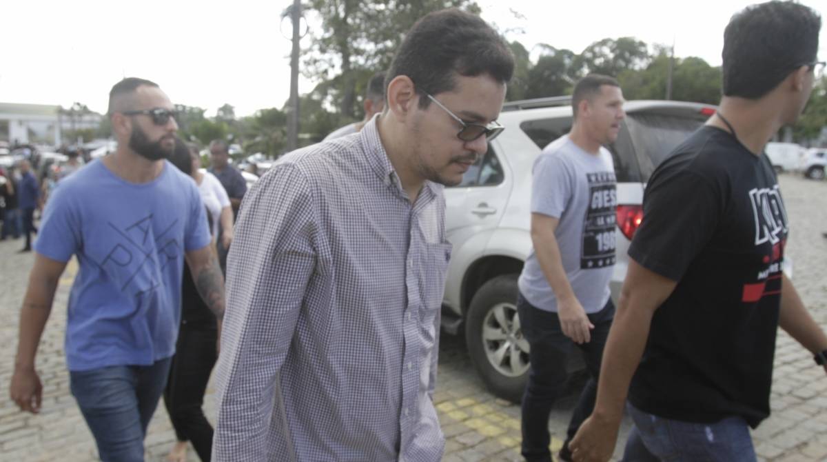 Flávio dos Santos, réu pela execução do crime, no enterro do pai - Cléber Mendes / Agência O DIA