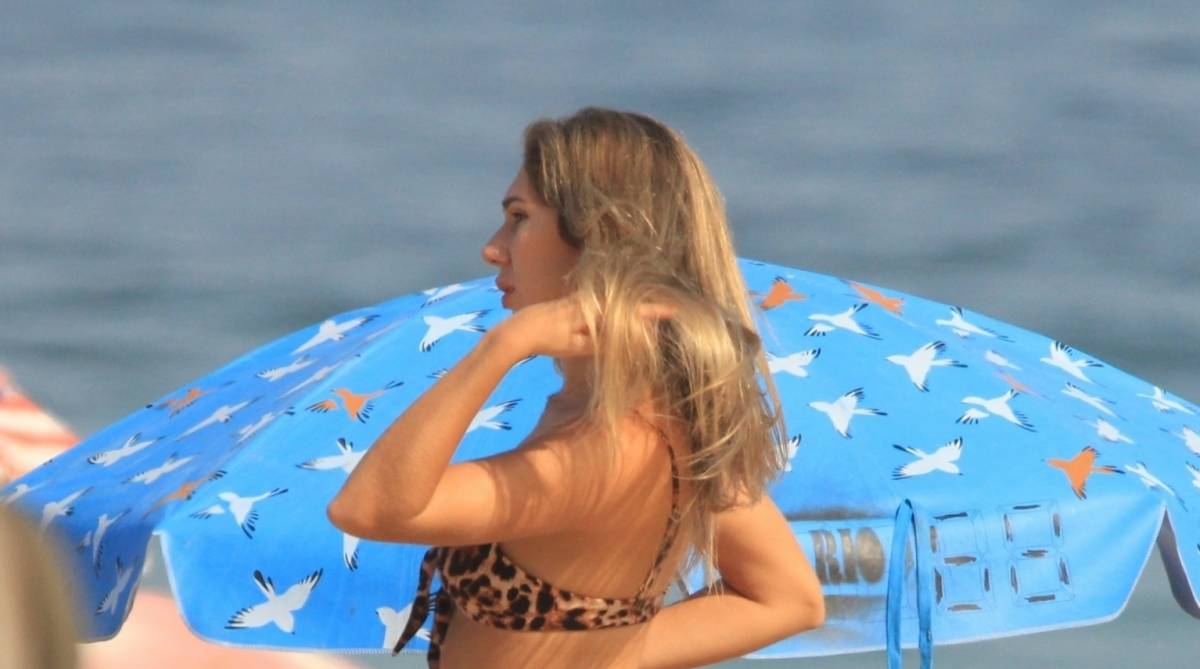 Carol Portaluppi na praia, antes da pandemia do coronav&iacute;rus