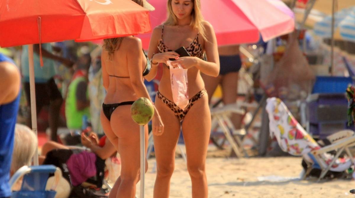 Carol Portaluppi na praia, antes da pandemia do coronav&iacute;rus