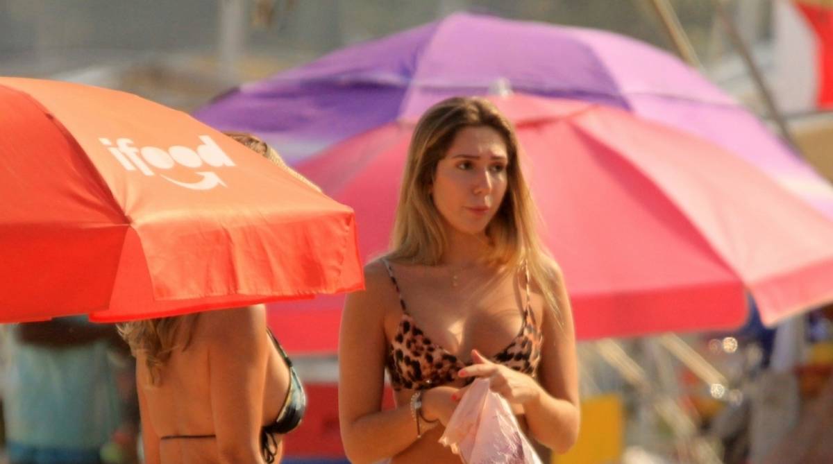 Carol Portaluppi na praia, antes da pandemia do coronav&iacute;rus