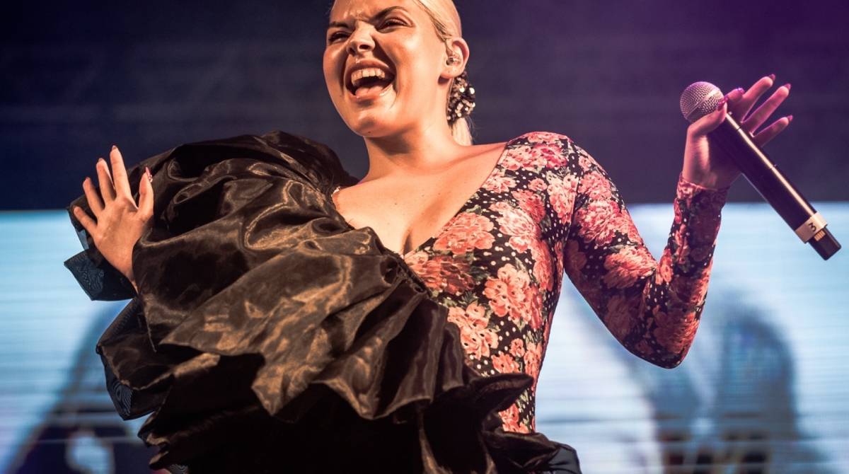 Rainha da 'sofrência indie', Duda Beat contou com público fiel e apaixonado