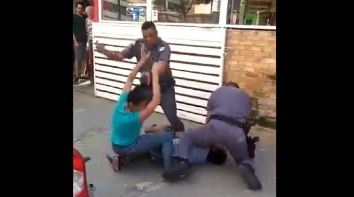 PMs agrediram mulher e morador de rua em São Paulo - Reprodução Twitter