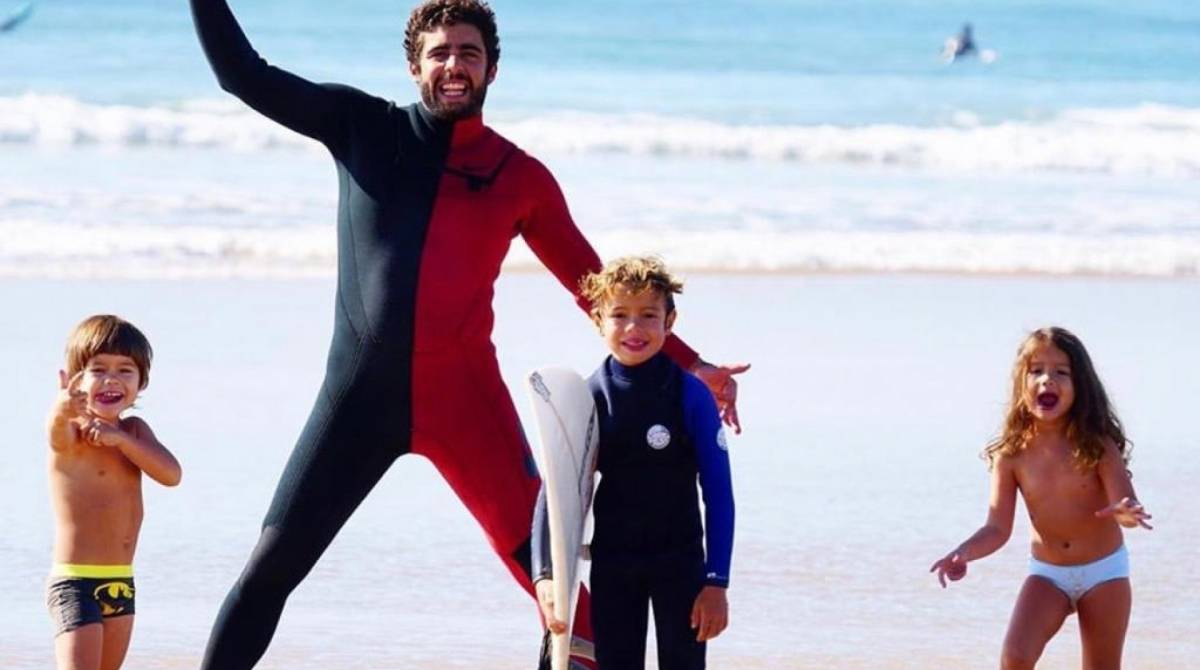 Pedro Scooby posa com os filhos em praia - Reprodução de Internet 