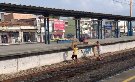 Homem tem a perna amputada após ser atropelado por trem na Zona Norte do Rio 