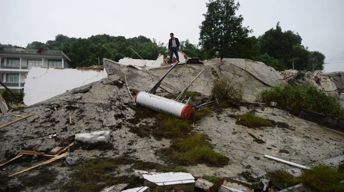 O n&uacute;mero de v&iacute;timas do terremoto de magnitude 6,0 no sudoeste da China subiu para 12 mortos e 134 feridos em 18 de junho. sobreviventes de edif&iacute;cios destru&iacute;dos - AFP