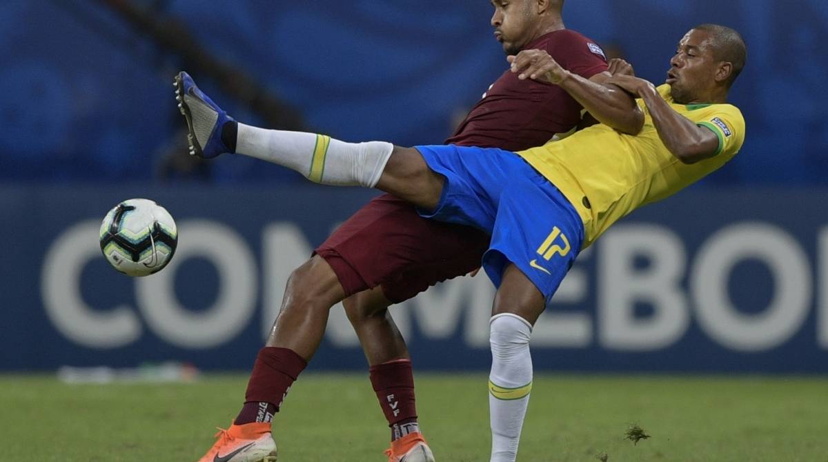 Fernandinho e Rondon se enrolam na briga pela bola - Juan MABROMATA / AFP