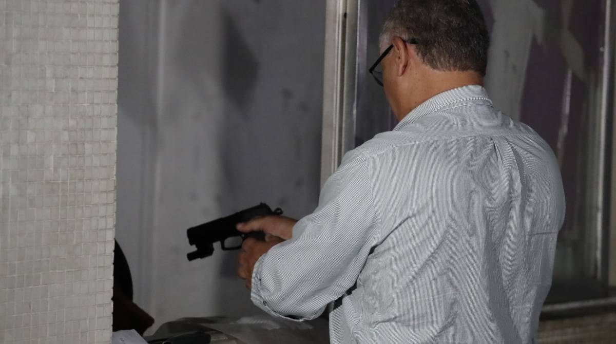 Niteroi, RJ, 18/06/2019, Caso do pastor morto em Niteroi, na foto policial faz um teste balistico, Foto de Gilvan de Souza / Agencia O Dia