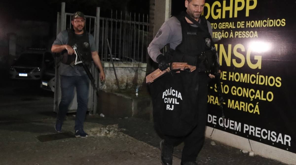 Policiais apreenderam material na casa da deputada Flordelis - Gilvan de Souza / Ag&ecirc;ncia O Dia