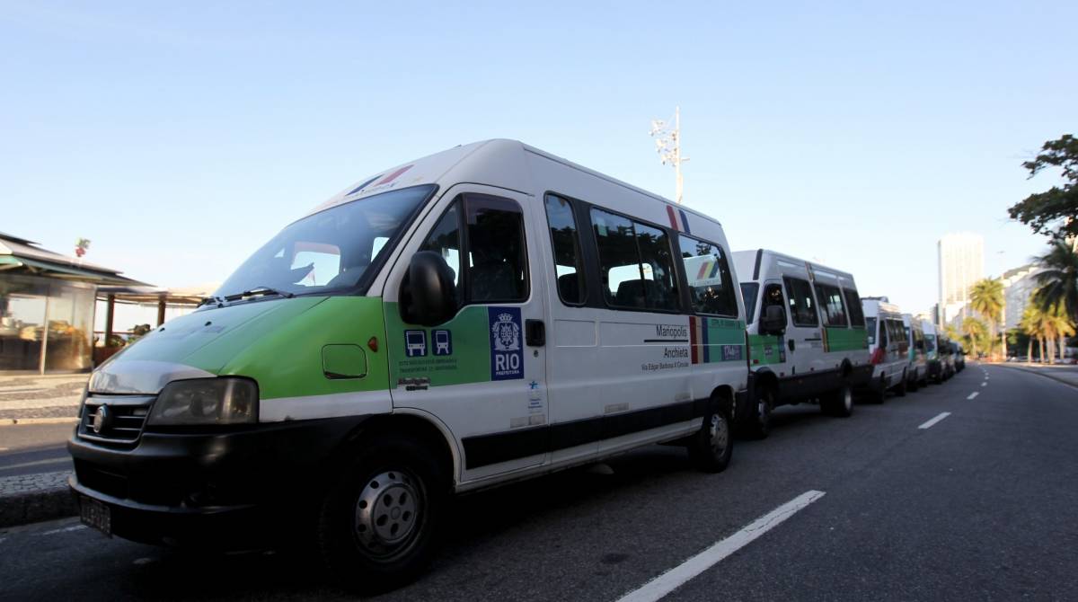 Rio de Janeiro - 18/06/2019 - O Movimento em Defesa do Transporte Alternativo (MDTA) realiza uma grande carreata para cobrar do prefeito Marcelo Crivella as promessas feitas durante sua elei&ccedil;&atilde;o em 2016, de que iria criar um sistema justo e melhor para a popula&ccedil;&atilde;o.e para os trabalhadores do Sistema de Transporte P&uacute;blico Urbano Local (STPL) e o Sistema de Transporte Especial Complementar de Passageiros (TEC), mas que at&eacute; o momento nada foi feito, apenas promessas n&atilde;o cumpridas. Foto: Luciano Belford/Agencia O Dia