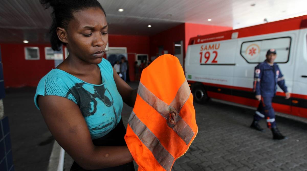 A irmã de Maurício mostra o colete que ele usava quando foi baleado - Luciano Belford