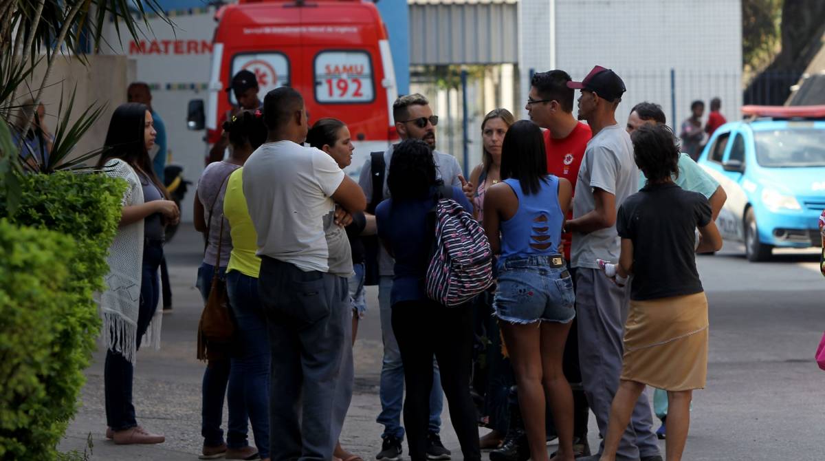 Rio de Janeiro - 18/06/2019 -  Duas crian&ccedil;as e um adulto foram v&iacute;timas de bala perdida, na manh&atilde; desta ter&ccedil;a-feira, ap&oacute;s uma tentativa de assalto ao centro de distribui&ccedil;&atilde;o do Carrefour, que fica na Rodovia Washington Lu&iacute;s (BR-040), em Duque de Caxias, na Baixada Fluminense. Outras tr&ecirc;s pessoas morreram. Na foto acima a familiares da menina Leticia de 9 anos no Hopital Adao Perreira Nunes. Foto: Luciano Belford/Agencia O Dia