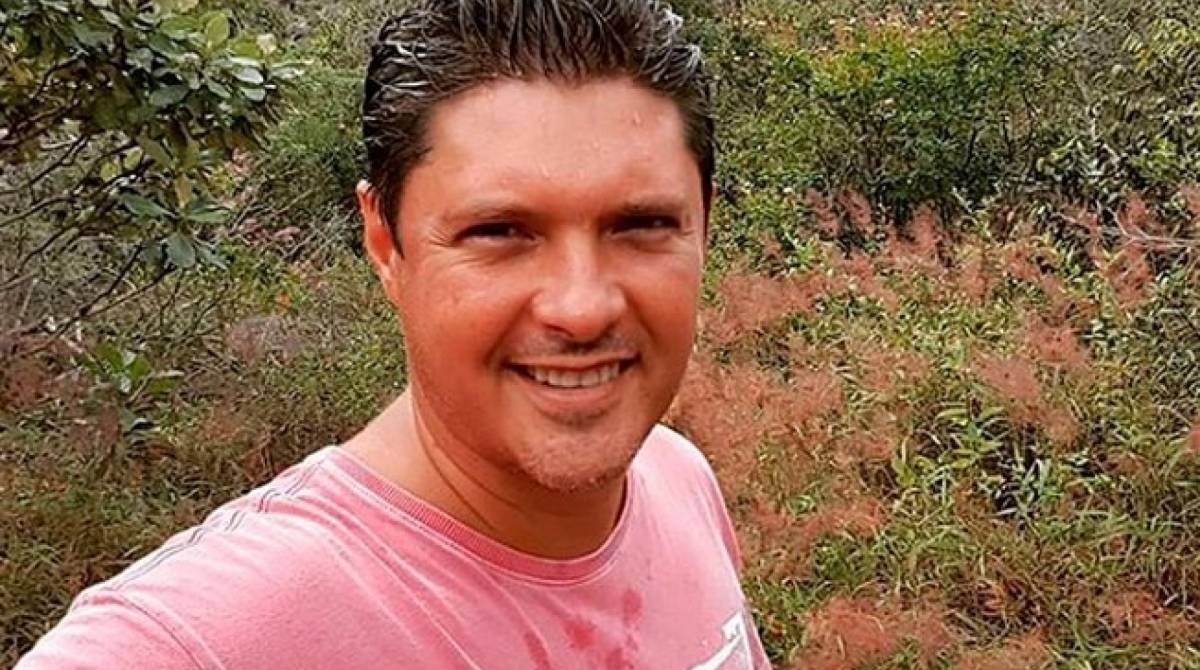 Repórter Jony Torres foi assaltado e trancado no porta-malas de carro em chamas
 - Reprodução / Instagram