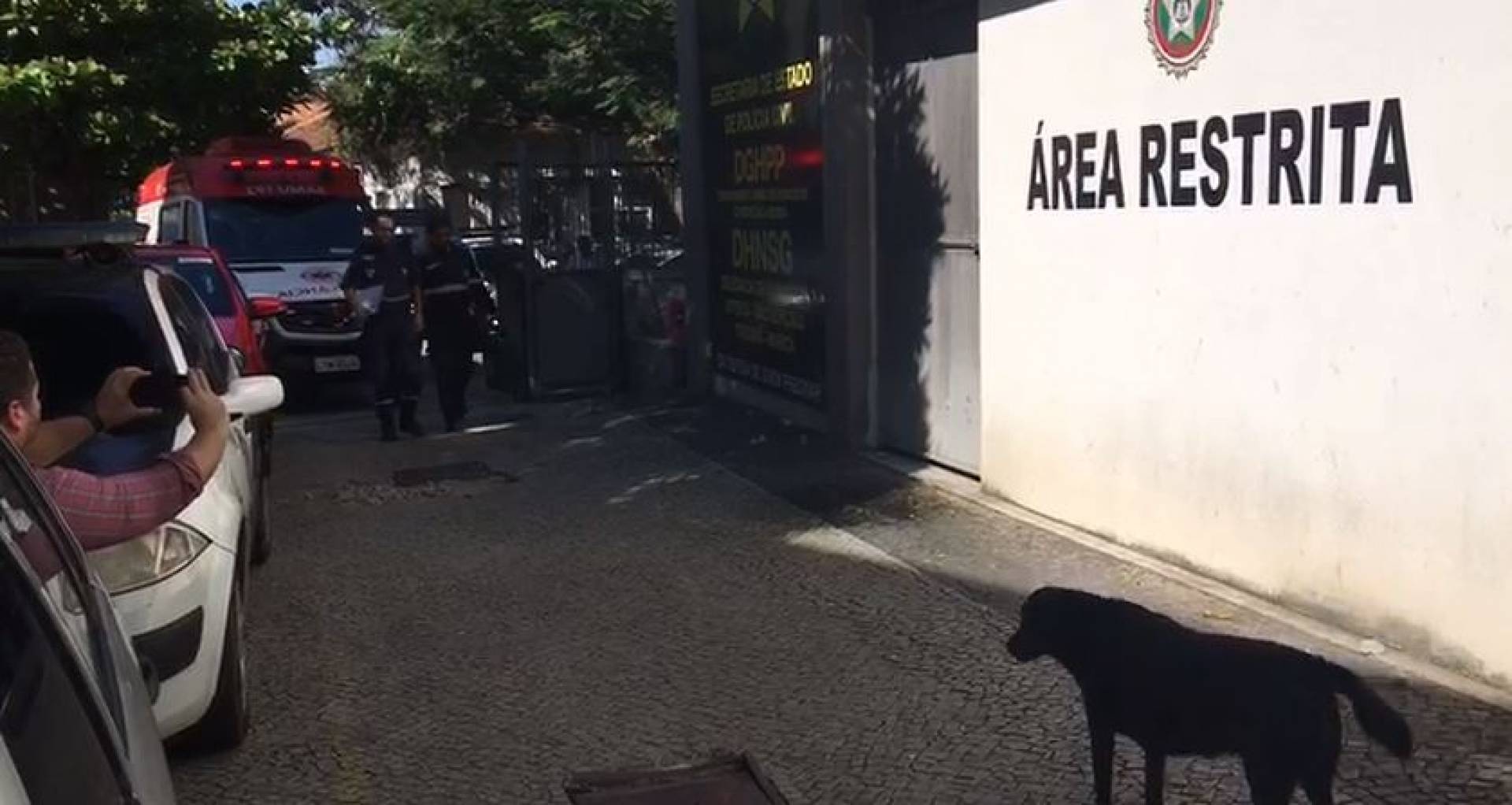 Samu chega para socorrer Flávio dos Santos Rodrigues, 38, filho de Flordelis preso na DHNSGI. Ele é suspeito de mandar matar o pai, o pastor Anderson do Carmo