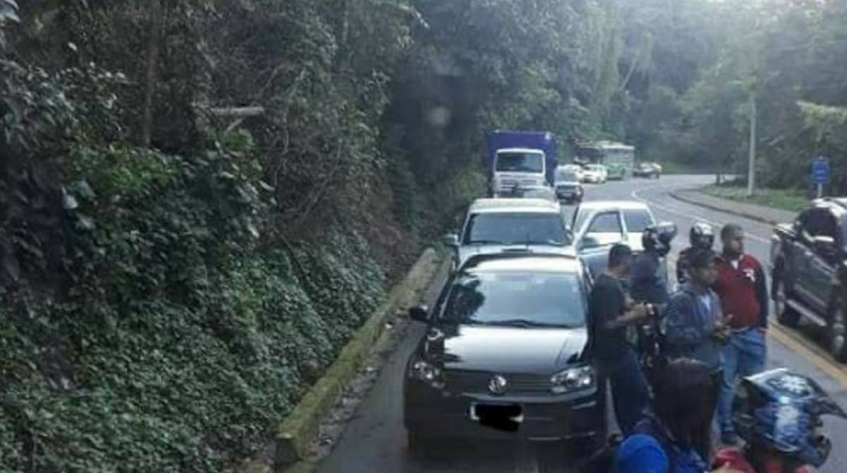 Motoristas paravam no meio da Rio-Santos por conta de tiroteio na Comunidade Sapinhatuba 3, em Angra dos Reis - Reprodução OTT-RJ